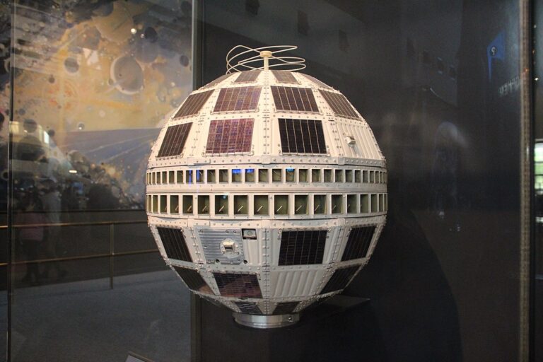 1200px-Telstar_satellite,_Smithsonian_National_Air_and_Space_Museum,_April_2019
